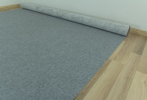 4m široký ŠEDÝ KOBEREC NA PLSTE NA RENOVAČNÉ AKCIE