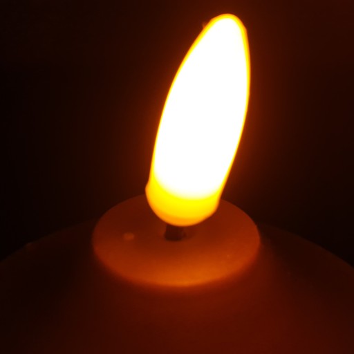 VLOŽTE SVIEČKU LED ČASOVAČ SVIEČKA S EFEKTOM ČERVENÉHO PLAMEŇA PREVÁDZAJÚ BATÉRIU 2xR6