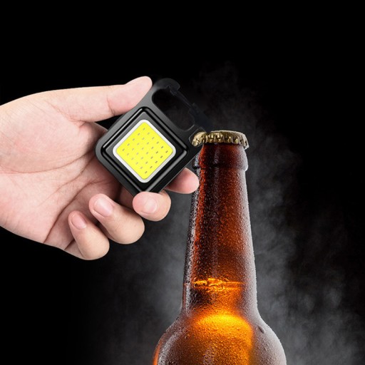 VÝKONNÁ MINI LED VRECKOVÁ LAMPA + DRŽIAK NA NOŽNIČKU S MAGNETOVÝM OTVÁRAČOM KĽÚČOV