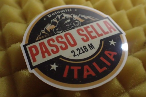 NÁLEPKA PASSO SELLA ITALIA 6,6 x 6,6 cm UNIKÁTNA KOLEKCIA