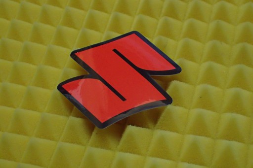 NÁLEPKA SUZUKI NÁLEPKA 8,2 x 8,7 cm