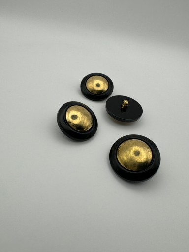 Čierny plastový gombík, zlatý stred 22mm