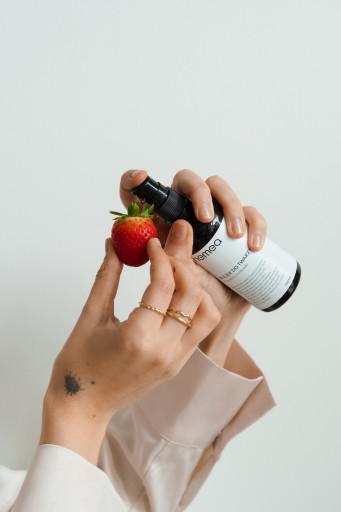 VZOR HYDROFILNÉHO PRÍRODNÉHO OLEJA NA ČISTENIE TVÁRE JAHODA VEGAN