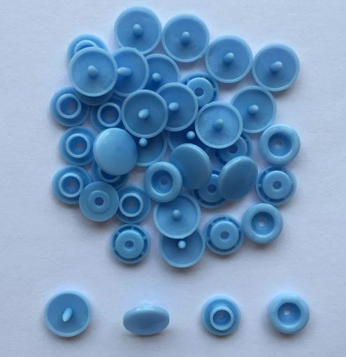 Plastové gombíky na oblečenie, Baby blue