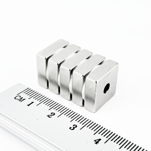 NEODYMOVÝ MAGNET NA SKRUTKU 15x15x5 S OTVOROM 8x4 - 2 KS + SKRUTKY