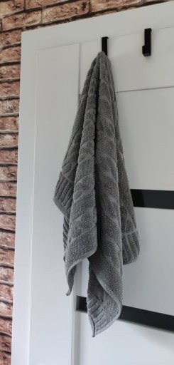 KOVOVÝ HÁKOVÝ VEŠIAK NA ZAVESENIE NA DVERE KÚPEĽŇOVEJ SKRINE ČIERNA