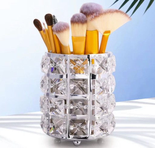 Organizér štetcov na make-up so striebornými kryštálmi