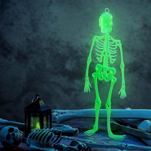 Svietiaci prívesok s fosforeskujúcim skeletom na Halloween