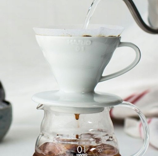 HARIO ODKAPÁVAČ KÁVY PLASTOVÝ BIELY V60-01