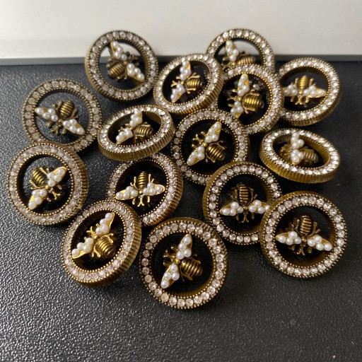 Hnedý kovový gombík Bee so zirkónmi 17 mm
