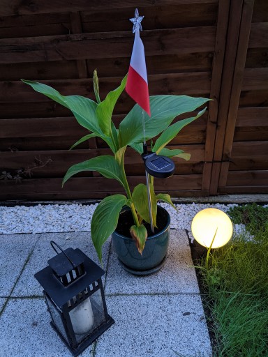 LED SOLÁRNA ZÁHRADNÁ LAMPA S POĽSKOU VLAJKOU