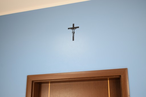 Kovový kríž na stenu, devocionálna dekorácia, 20 cm