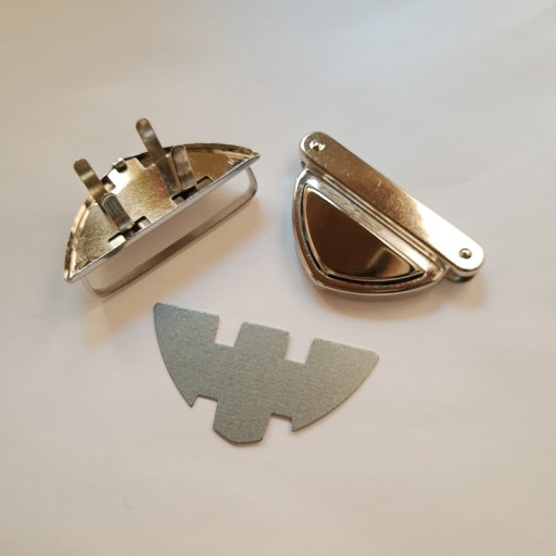 Zapínanie na tašky, tašky 5,2x3cm, trojuholníkové