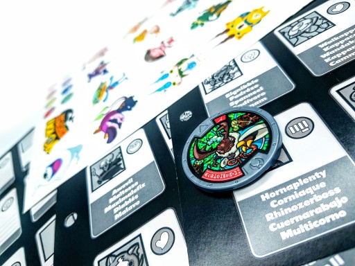 ZBERATEĽSKÉ STRÁNKY HASBRO YOKAI S MEDAILAMI + NÁLEPKAMI + TRIČKAMI