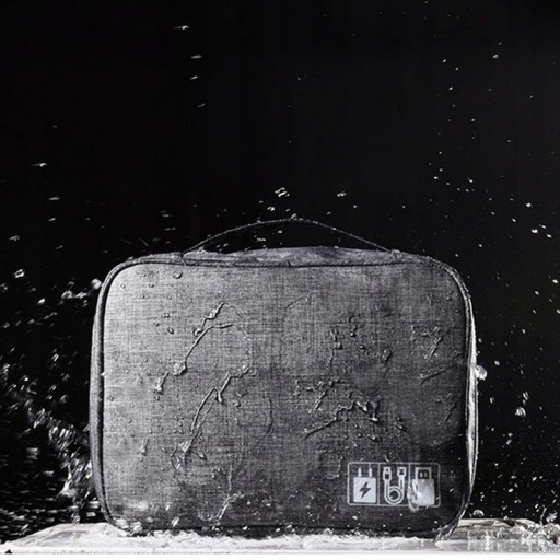 ŠEDÝ CESTOVNÝ ORGANIZÁTOR NA KÁBLE, USB NABÍJAČKY, s puzdrom na zips