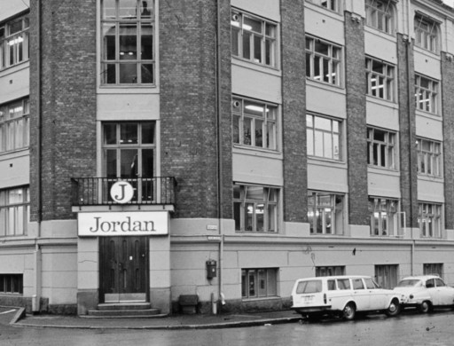 JORDAN ADVANCED zubná kefka so zafarbenými štetinami MEDIUM medium
