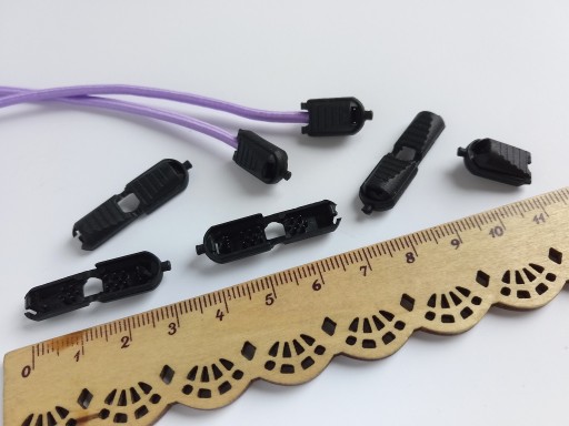 Upínací hrot na gumenú koncovku šnúrky 3 mm, plast, čierny, 10 ks.