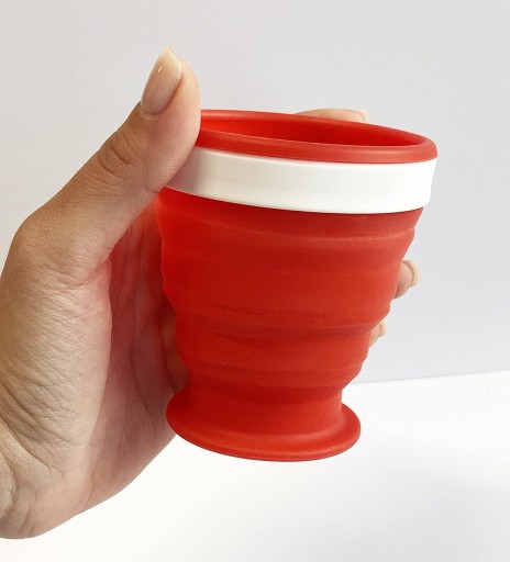 Skladací silikónový cestovný hrnček s viečkom, 250 ml, červený