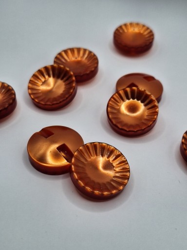Plastový ozdobný kvet Červený Oranžový gombík so závitom 23 mm