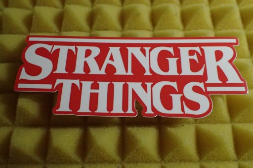 NÁLEPKA STRANGER THINGS NÁLEPKA 12 x 4,7 cm