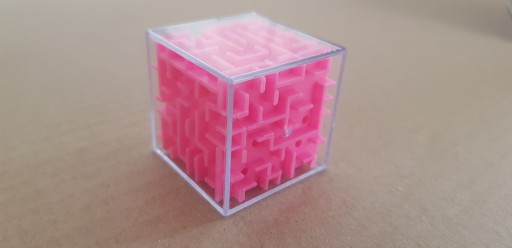 Arkádová logická labyrintová hra s loptou v kocke