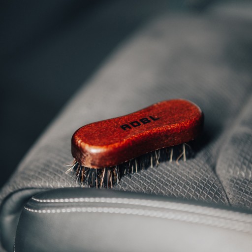 ADBL THER LEATHER BRUSH Kožená kefa