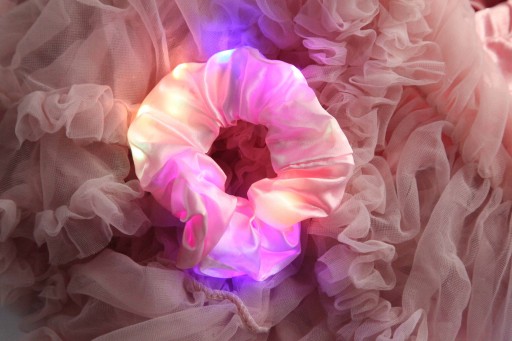 SCRUNCHIE LED GUMA NA VLASY