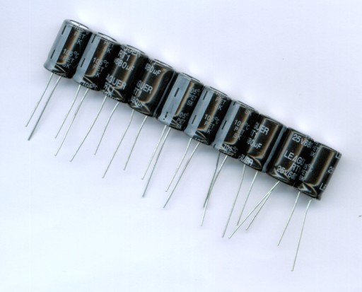 680uF 25V 680 µF 25V (10 KS) ELEKTROLYTICKÝ KONDENZÁTOR