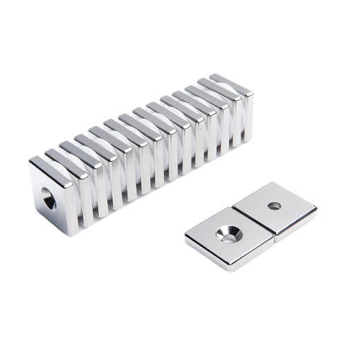 Neodymový tanierový magnet MPŁ 20x20x4 N38 na skrutku 1 kus