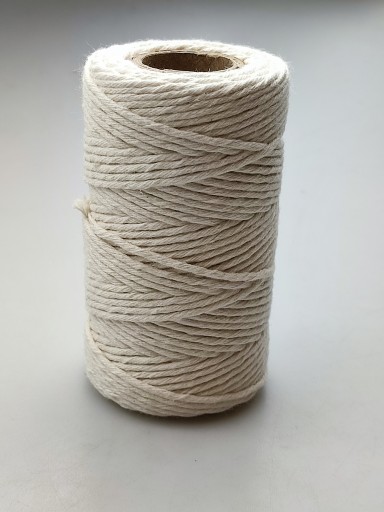 100% bavlnená šnúrka. 2 mm / 100 g biela