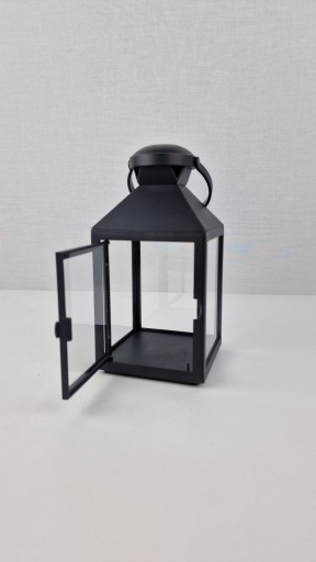 Čierna lampa s dvierkami na LED sviečky