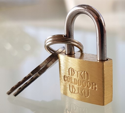 VISIACI ZÁMOK NA BATOŽINU MALÝ SKRIŇKOVÝ, MOSADZNÝ, AUTOMAT 20 mm x 12 mm