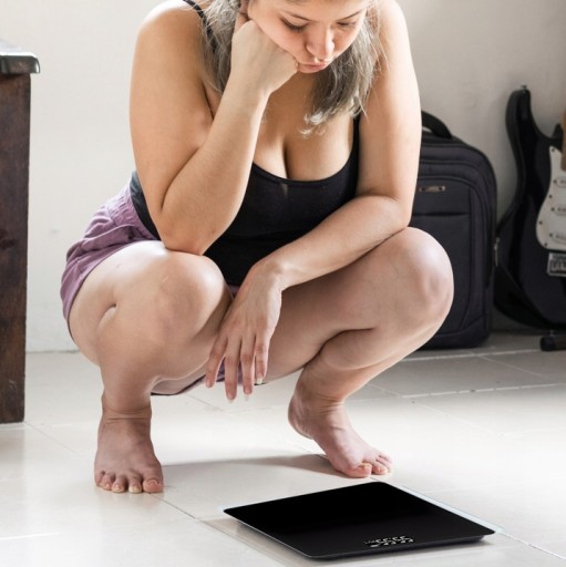 KÚPEĽŇOVÁ VÁHA ELEKTRONICKÁ SKLENENÁ LED SLIM PRECIZNÁ 180 KG + BATÉRIE