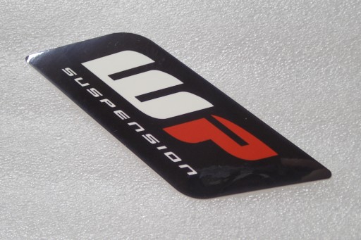 NÁLEPKA S LOGOM WP SUSPENSION 13,1 x 4,1 cm