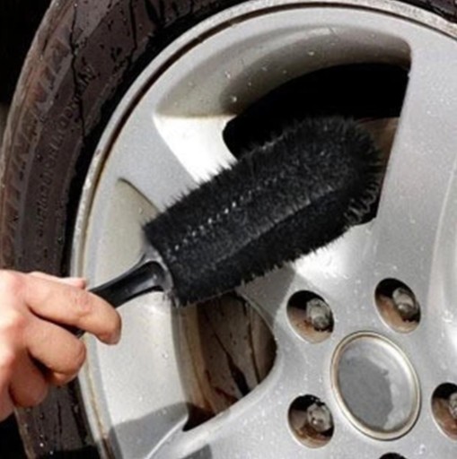 Praktická čierna kefka na auto na čistenie kolies, ráfikov a krytov kolies
