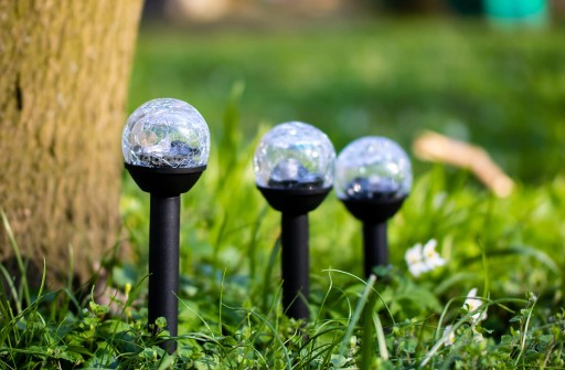 LED solárne záhradné svietidlo so sklenenou guľou