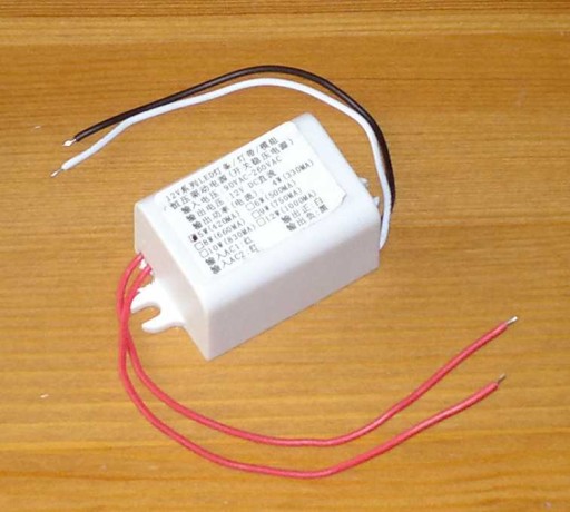 MINIATÚRNY LED ZDROJ 12VDC 8W PRE KRABIČKU 50/60