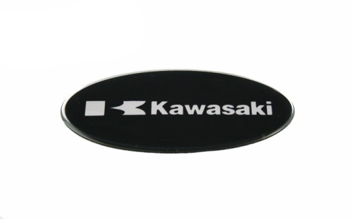 Čierna a strieborná nálepka so znakom Kawasaki