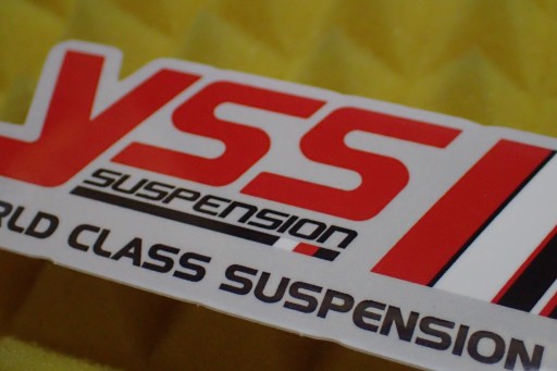 YSS SUSPENSION NÁLEPKA 9 x 3,7 cm