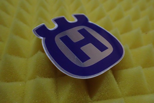 NÁLEPKA HUSQVARNA NÁLEPKA 5,1 x 6,1 cm