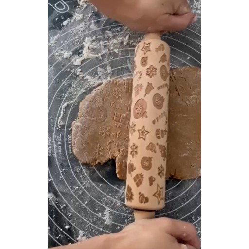 Vianočný gravírovaný drevený otočný valček do kuchyne
