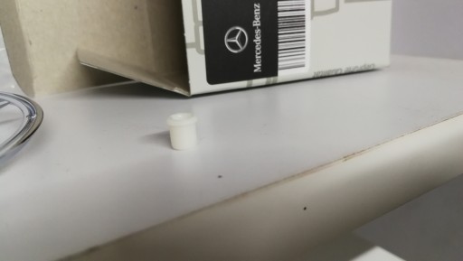 RUKÁV MERCEDES, KTORÝ UPEVŇUJE ZNAK HVIEZDY