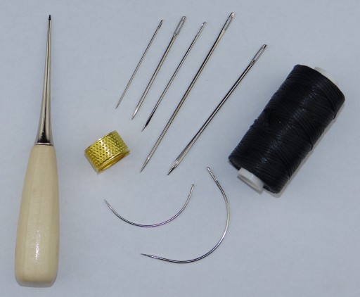 Koženková súprava na šitie, šidlo, čalúnnické ihly