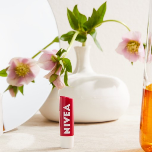 NIVEA Výživný rúž s jahodovým leskom 4,8 g