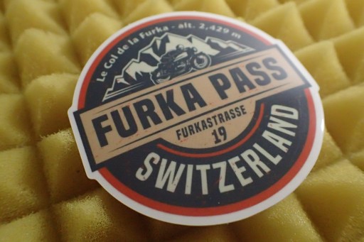 NÁLEPKA FURKA PASS ŠVAJČIARSKO 6,6 x 6,6 cm UNIKÁTNA KOLEKCIA