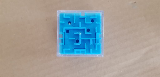Arkádová logická labyrintová hra s loptou v kocke
