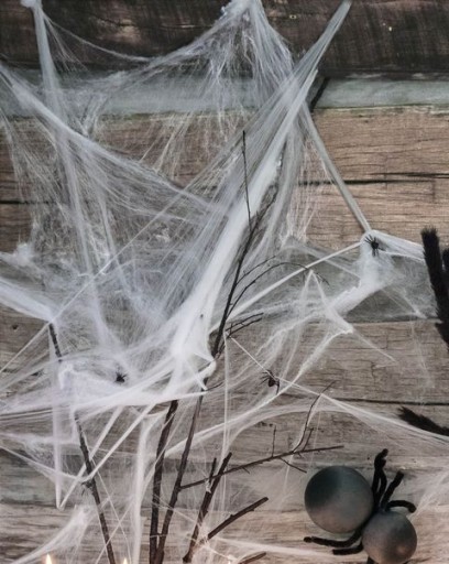 Umelá pavučina biela s 12 pavúkmi Pavúky na Halloween 60g