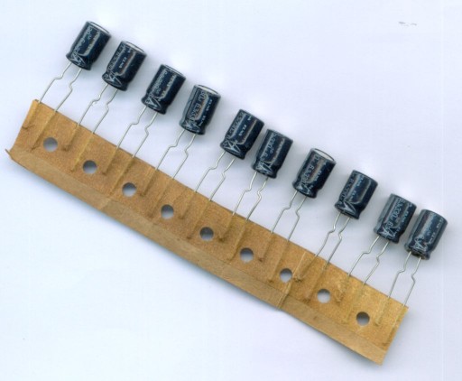 330uF 6,3 V 330 µF 6,3 V ELNA (10 KS) ELEKTROLYTICKÝ KONDENZÁTOR