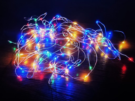 VIANOČNÝ STROMČEK DRÔTOVÉ SVETLÁ 100LED VNÚTORNÉ BATÉRIE VIANOČNÉ SVETLÁ