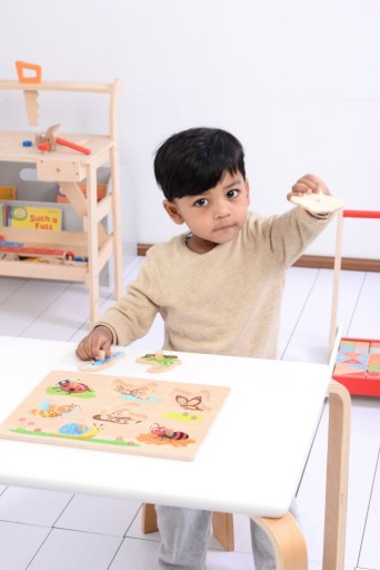 Náučné drevené puzzle s rúčkami červíkov Pre ročné dieťa